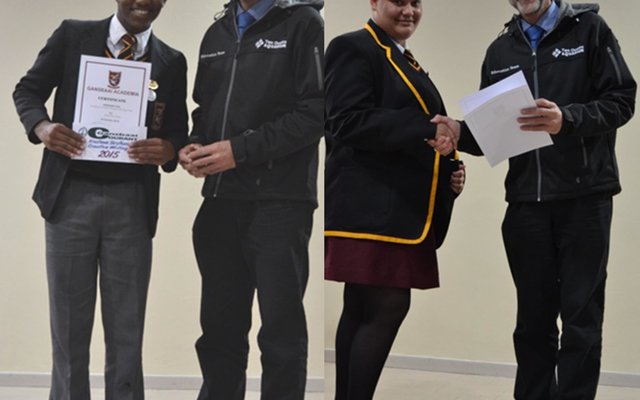 Simphiwe met sy Courantprys en Caren met erekleure vir kultuur